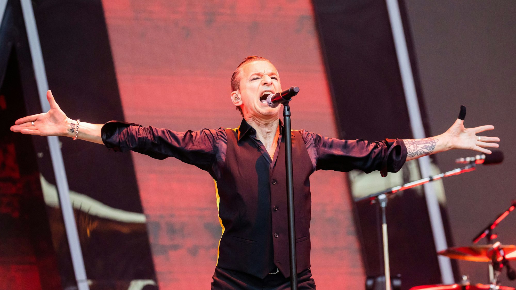 Frontmann Dave Gahan von Depeche Mode im Olympiastadion Berlin.