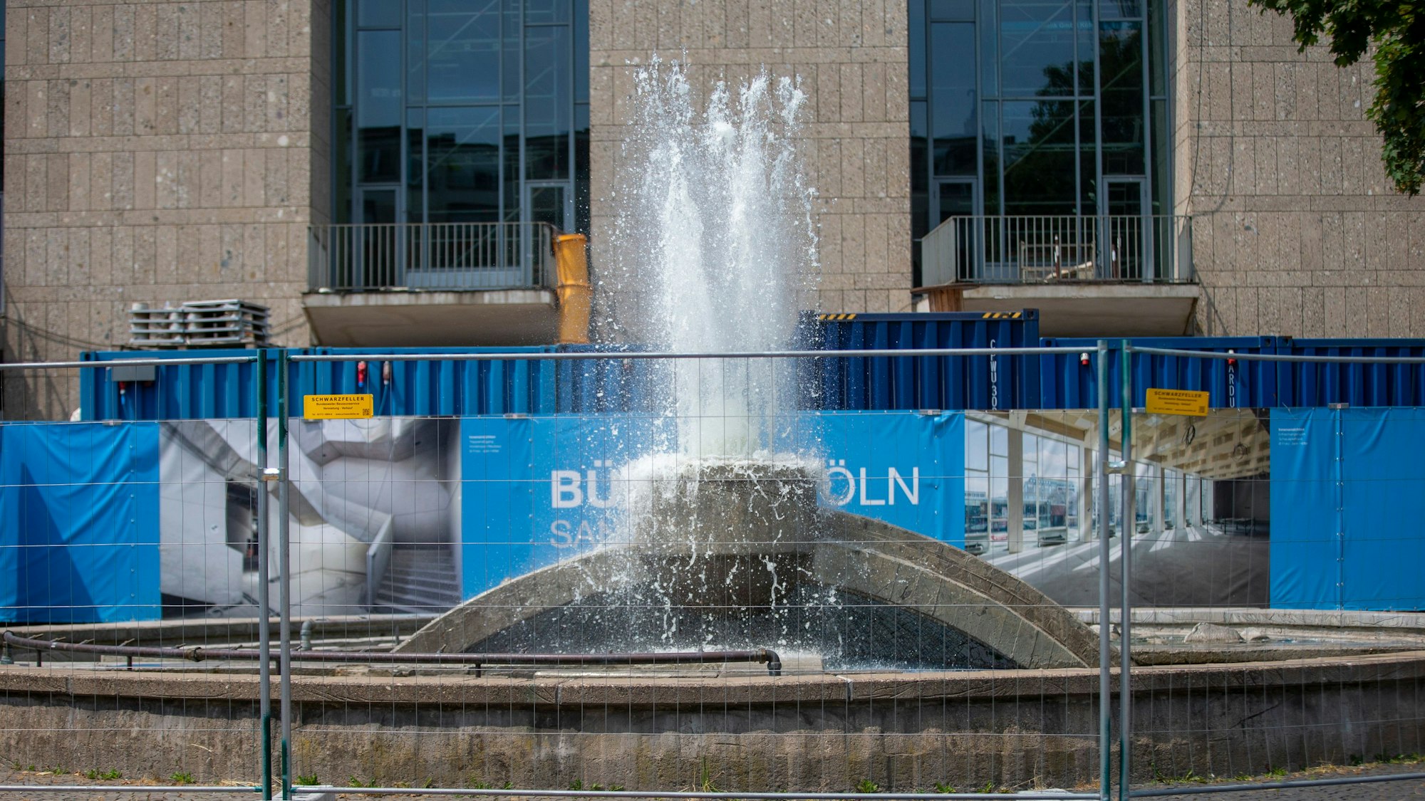 Gut abgeschirmt:Trotz der Bauzäune heißt es am Opernbrunnen „Wasser marsch!“