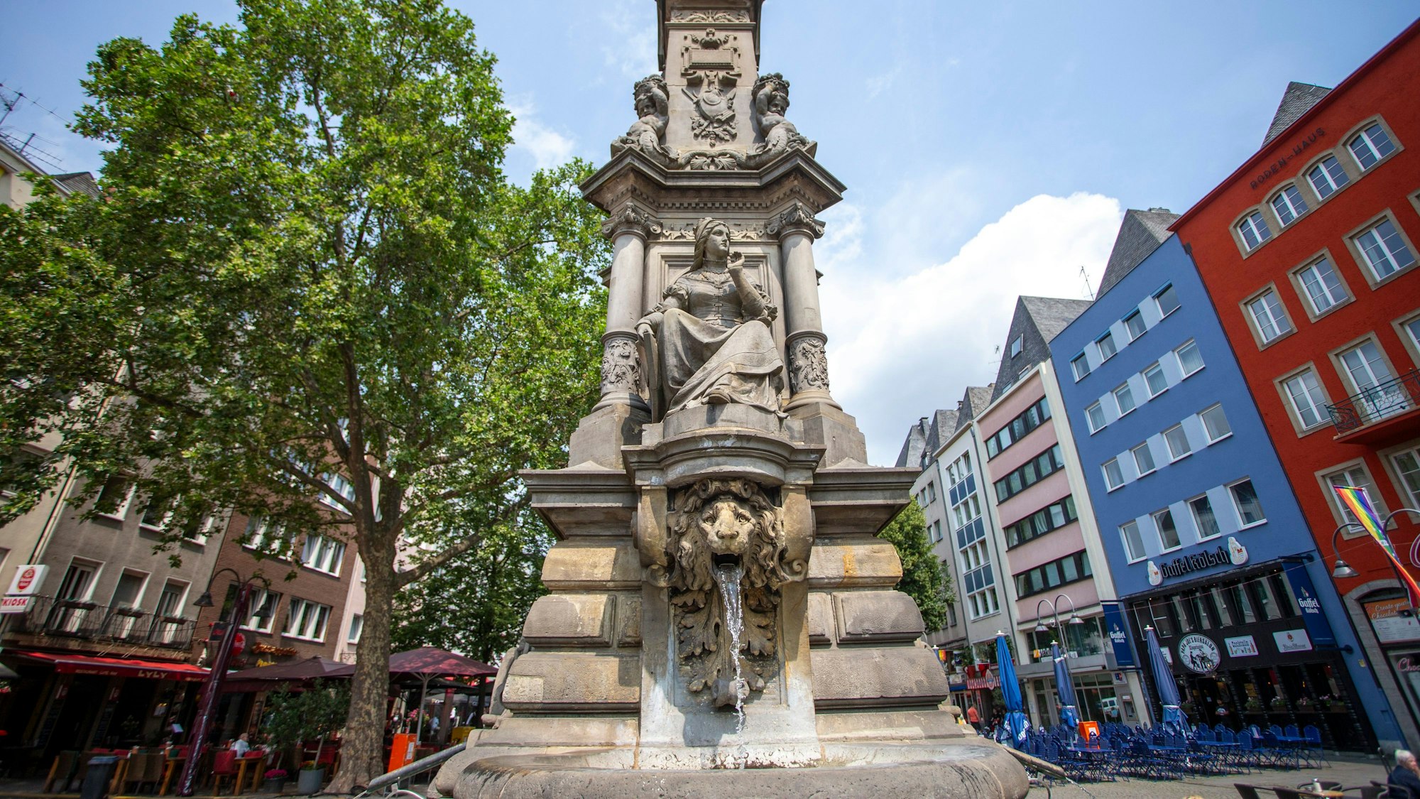 Der Jan-von-Werth-Brunnen sprudelt munter am Alter Markt.