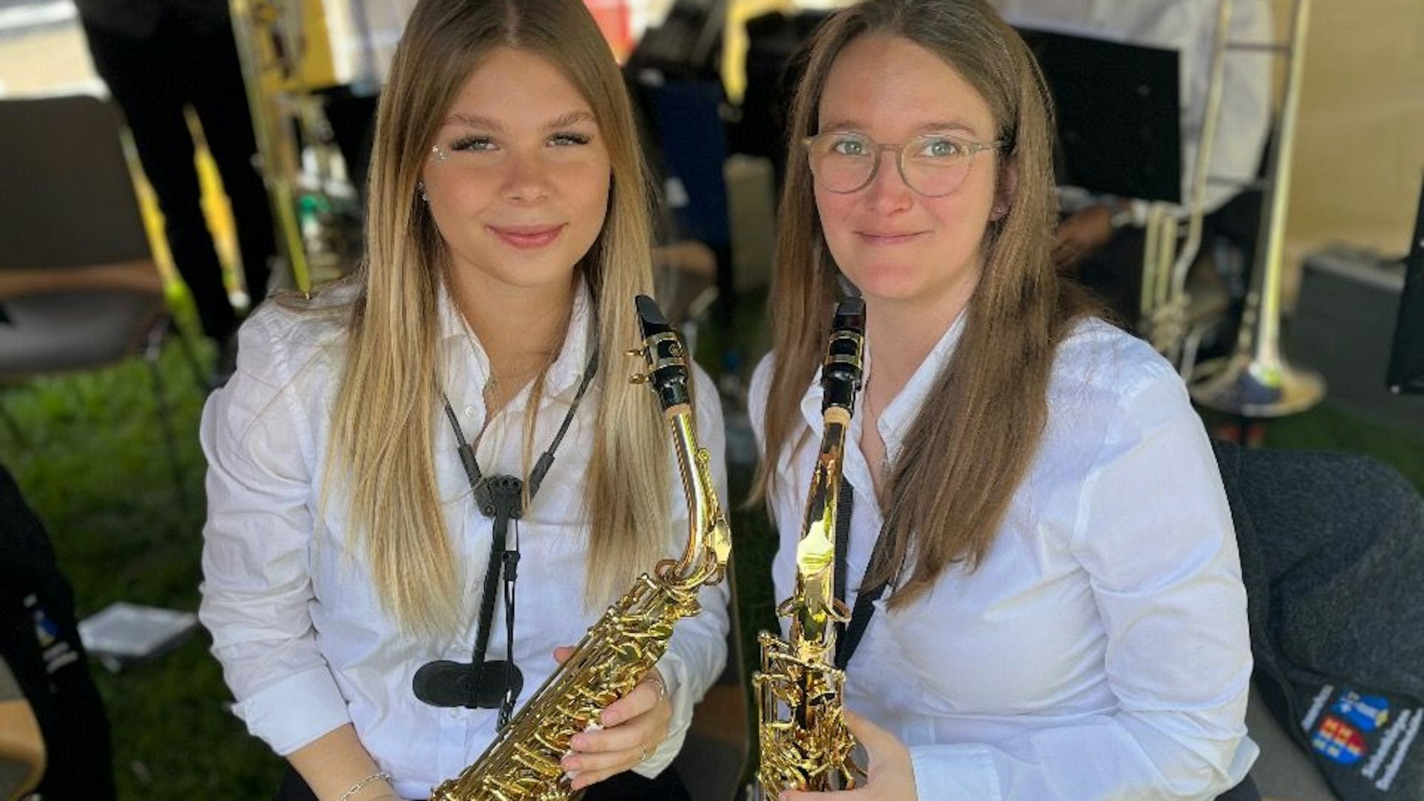 Die Musikerinnen Stephanie Schoger und Franziska Menning mit ihren Saxophonen bei dem Fest.