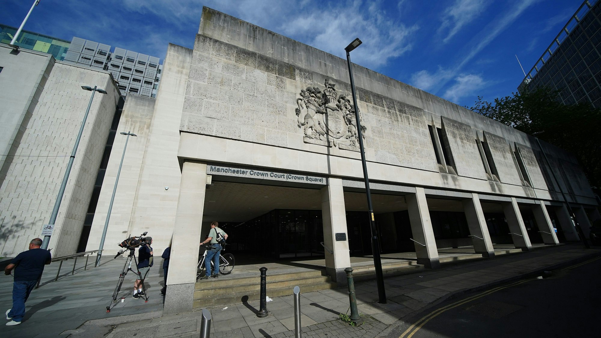 Das Manchester Crown Court vor blauem Himmel.