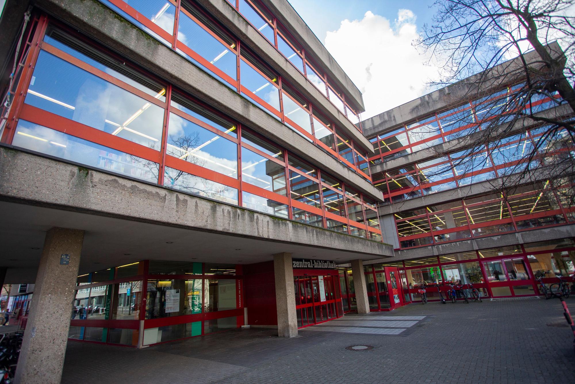 Der Eingang der 1979 eröffneten zentralen Stadtbibliothek am Josef-Haubrich-Hof.