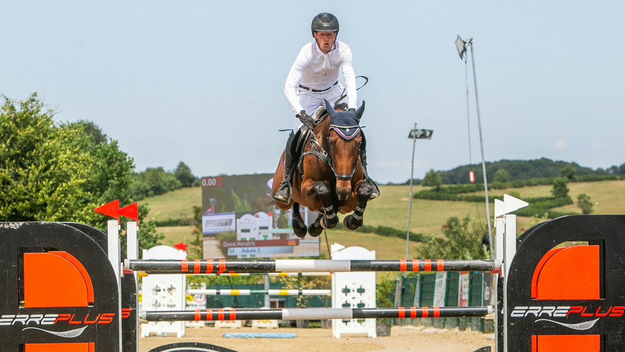 Hendrik Dowe gewann das S**-Springen