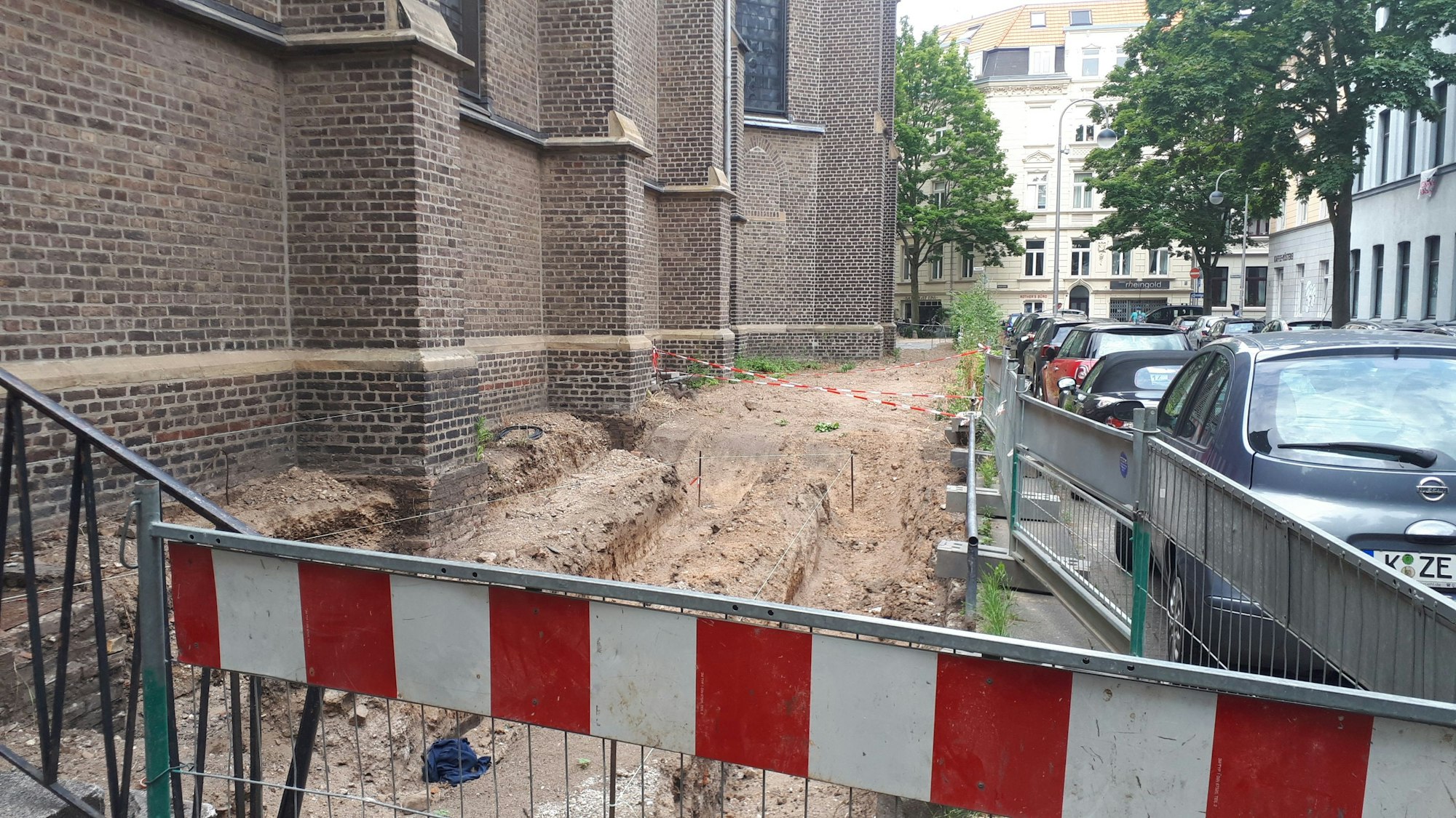Rund um die Kirche ist eine Baustelle mit Zäunen abgesperrt.