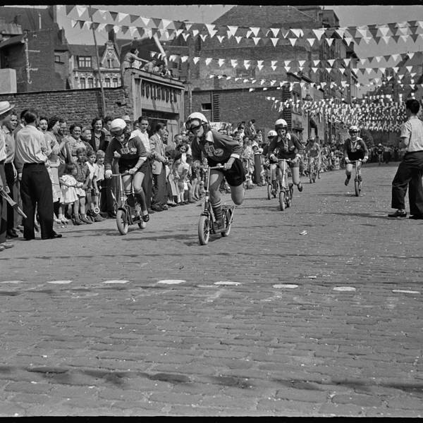 In der Kölner Südstadt nutzen die Menschen das Wetter im Sommer 1955 für ein Rollerrennen.