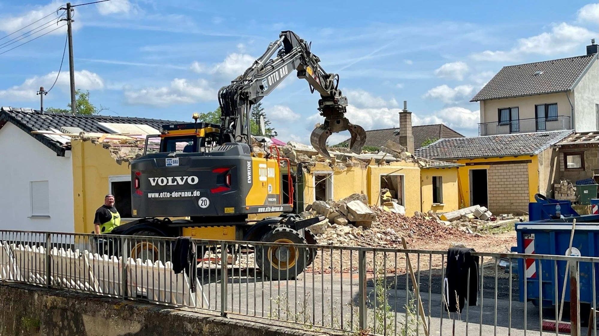 Odendorf Orbachstraße
Haus wird zwei Jahre nach der Flut abgerissen. Familie wohnte erst im Wohnwagen, jetzt im Tiny House