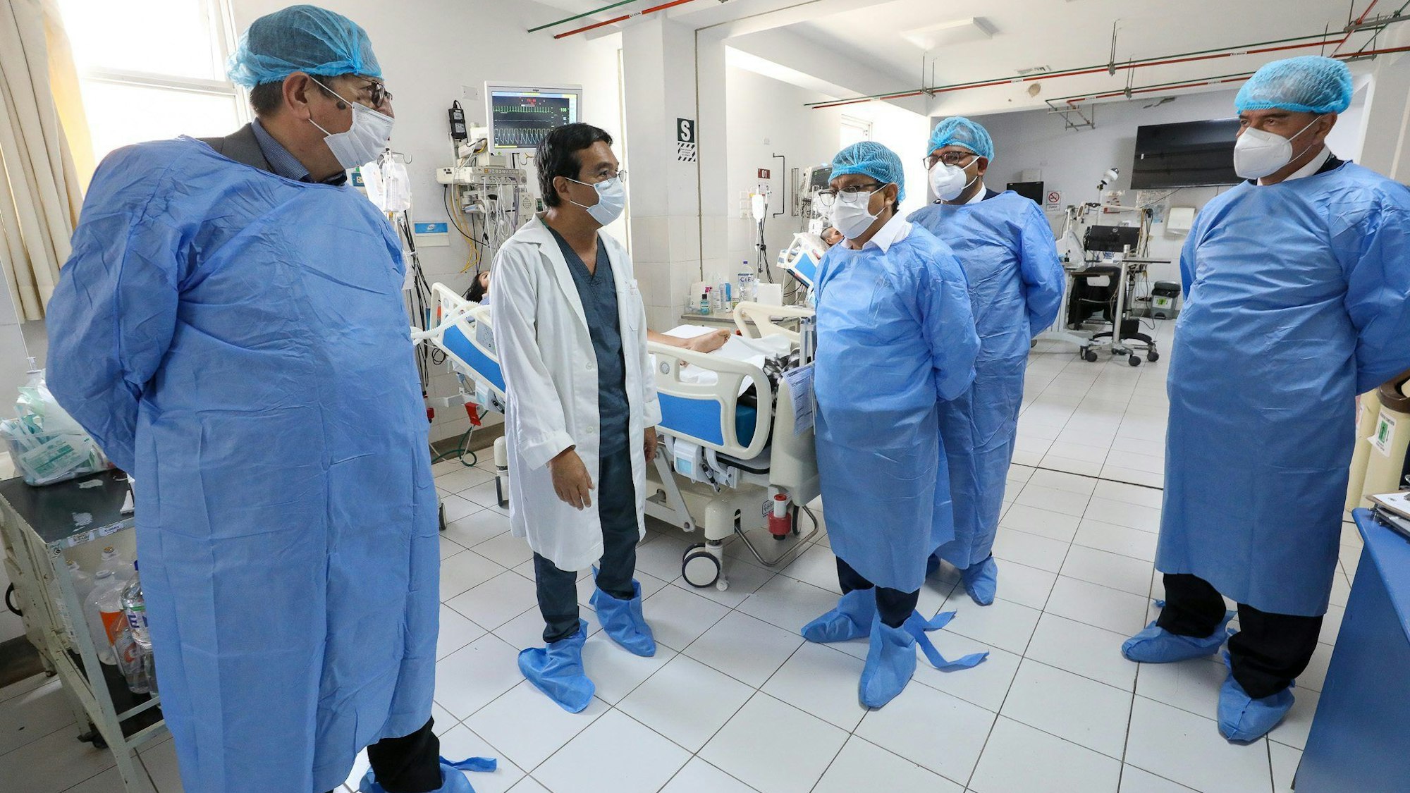 Ärzte stehen beim peruanischen Gesundheitsminister Cesar Casquez Sanches in einem Krankenhaus in Lima. Wegen einer Nervenkrankheit wurde der Notstand ausgerufen.