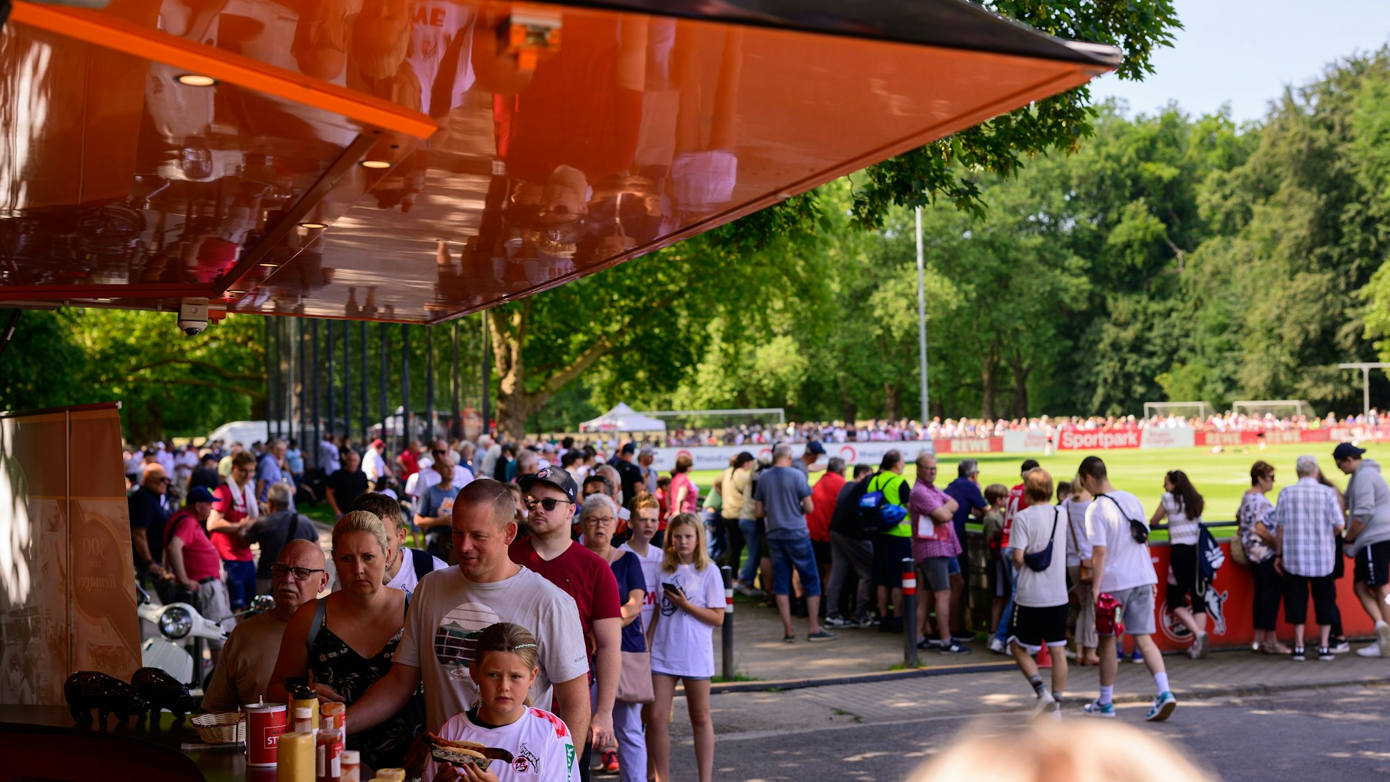 Gut gefüllt war der Trainingsplatz am Geißbockheim.