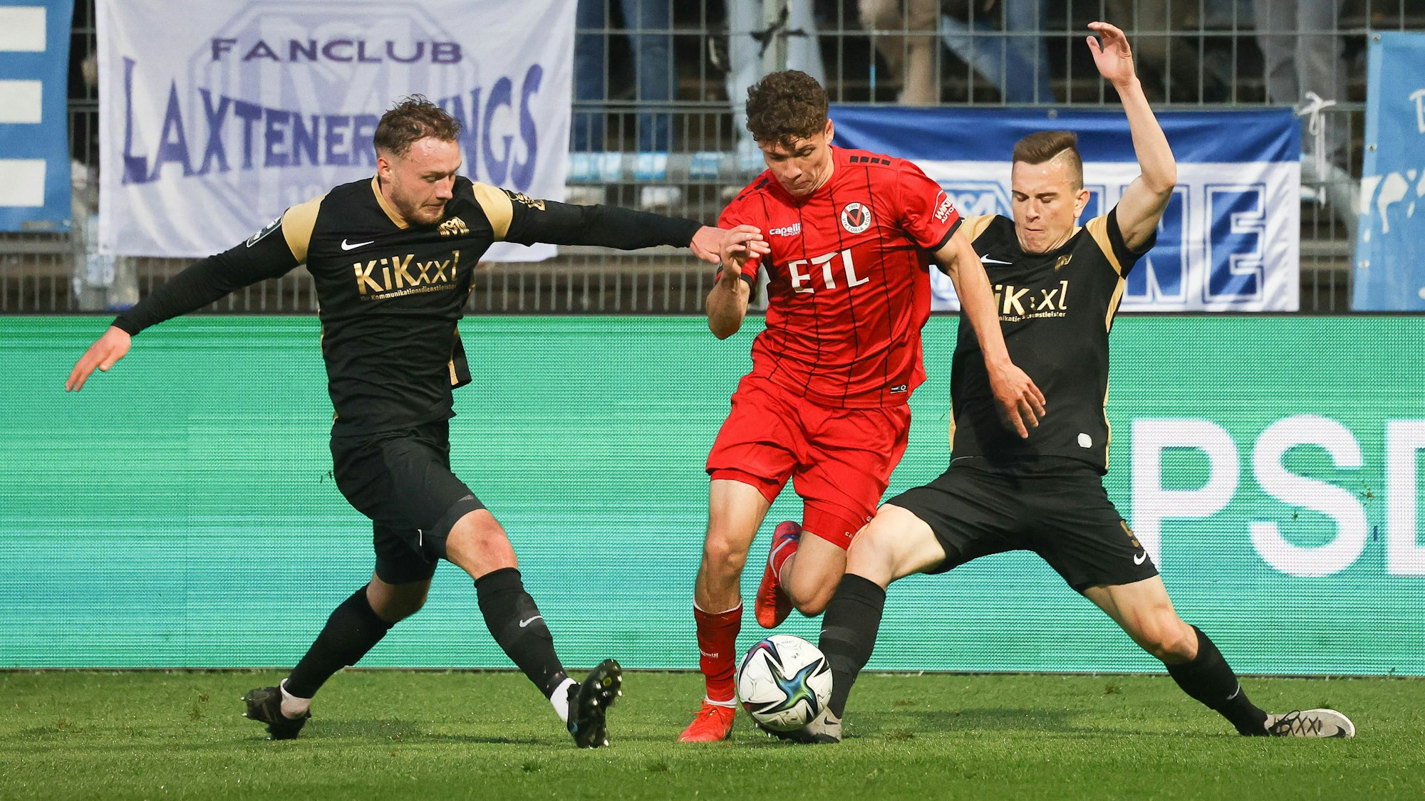 Niklas May FC Viktoria Köln 37 und Jonas Fedl SV Meppen 5, FC Viktoria Koeln vs. SV Meppen, Fussball, 3. Bundesliga, 31. Spieltag, 25.04.2022, DFL REGULATIONS PROHIBIT ANY USE OF PHOTOGRAPHS AS IMAGE SEQUENCES AND/OR QUASI-VIDEO, FC Viktoria Koeln vs. SV Meppen, Fussball, 3. Bundesliga, 31. Spieltag, 25.04.2022 Koeln *** Niklas May FC Viktoria Koeln 37 and Jonas Fedl SV Meppen 5 , FC Viktoria Koeln vs SV Meppen, Football, 3 Bundesliga, 31 Matchday, 25 04 2022, DFL REGULATES PROHIBIT ANY USE OF PHOTOGRAPHS AS IMAGE SEQUENCES AND OR QUASI VIDEO, FC Viktoria Koeln vs SV Meppen, Football, 3 Bundesliga, 31 Matchday, 25 04 2022 Koeln Copyright: xJoergxNiebergall/Eibner-Pressefox EP_JNL
