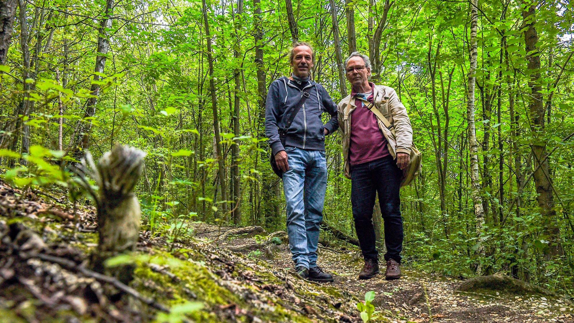 Der Zeichner Jan Hillen (l.) und unser Autor Oliver Tripp sind auf einem Waldweg zu sehen, als sie sich gerade auf den Werwolfwanderweg machen.