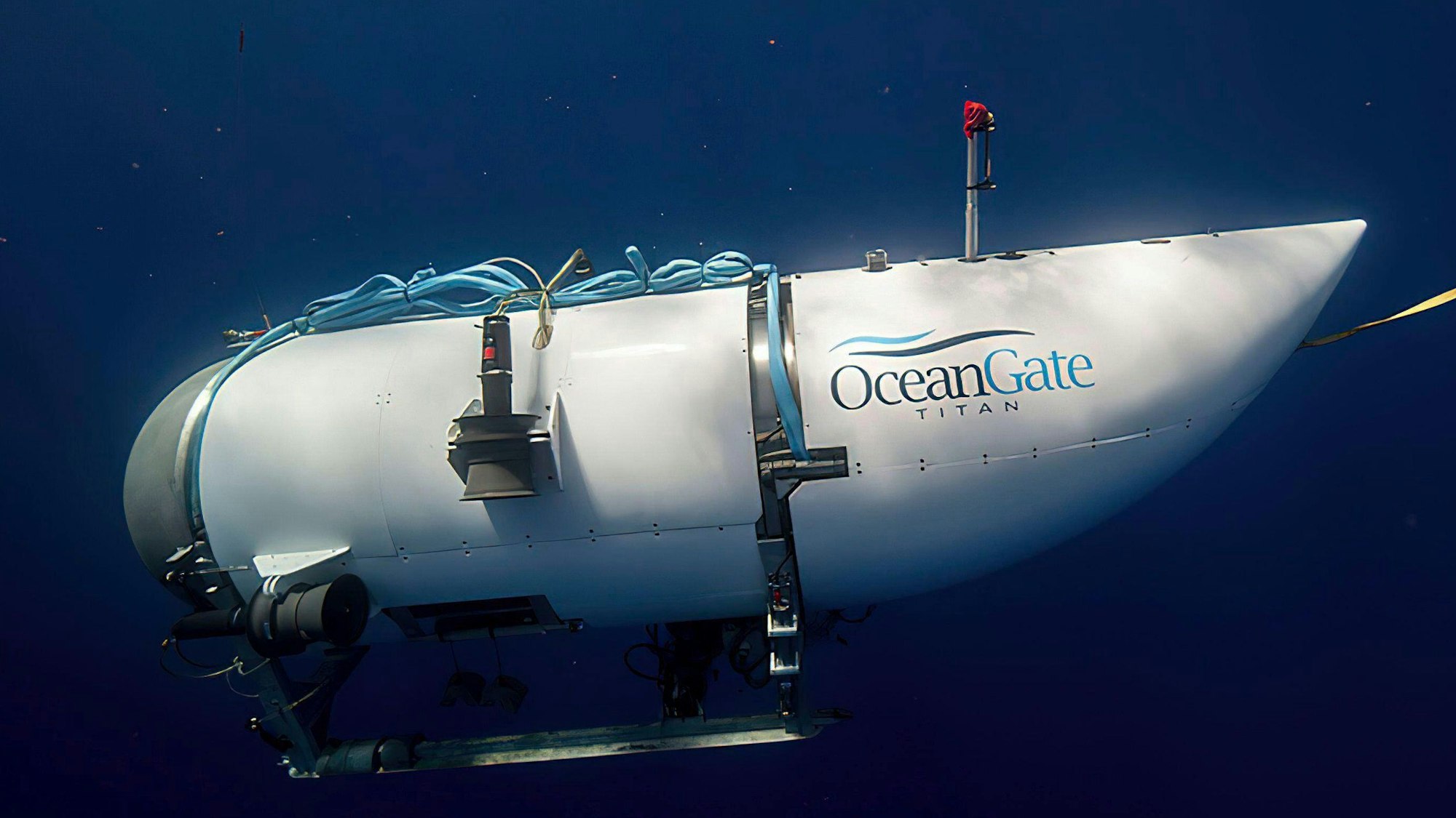 Das Tiefsee-Tauchboot „Titan“ bei einem Tauchgang im Atlantischen Ozean in Richtung Titanic. Auf dem Schiff ist der Schriftzug des Unternehmens OceanGate zu sehen.
