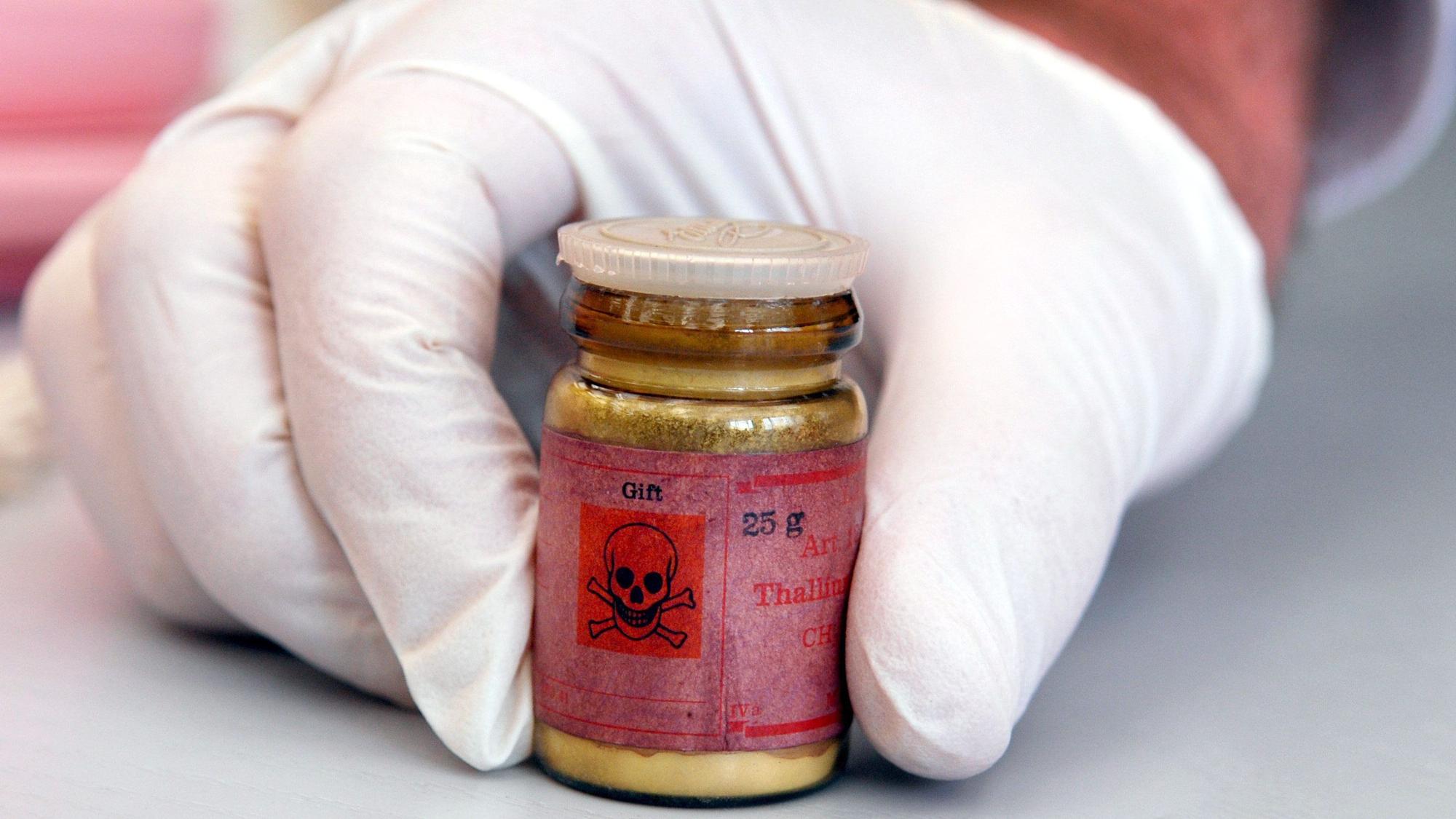 Eine Flasche mit Rattengift aus Thallium. Vor dem Kölner Landgericht beginnt am Montag ein Mordprozess gegen einen Angeklagten, der drei Frauen mit Thallium vergiftet haben soll.
