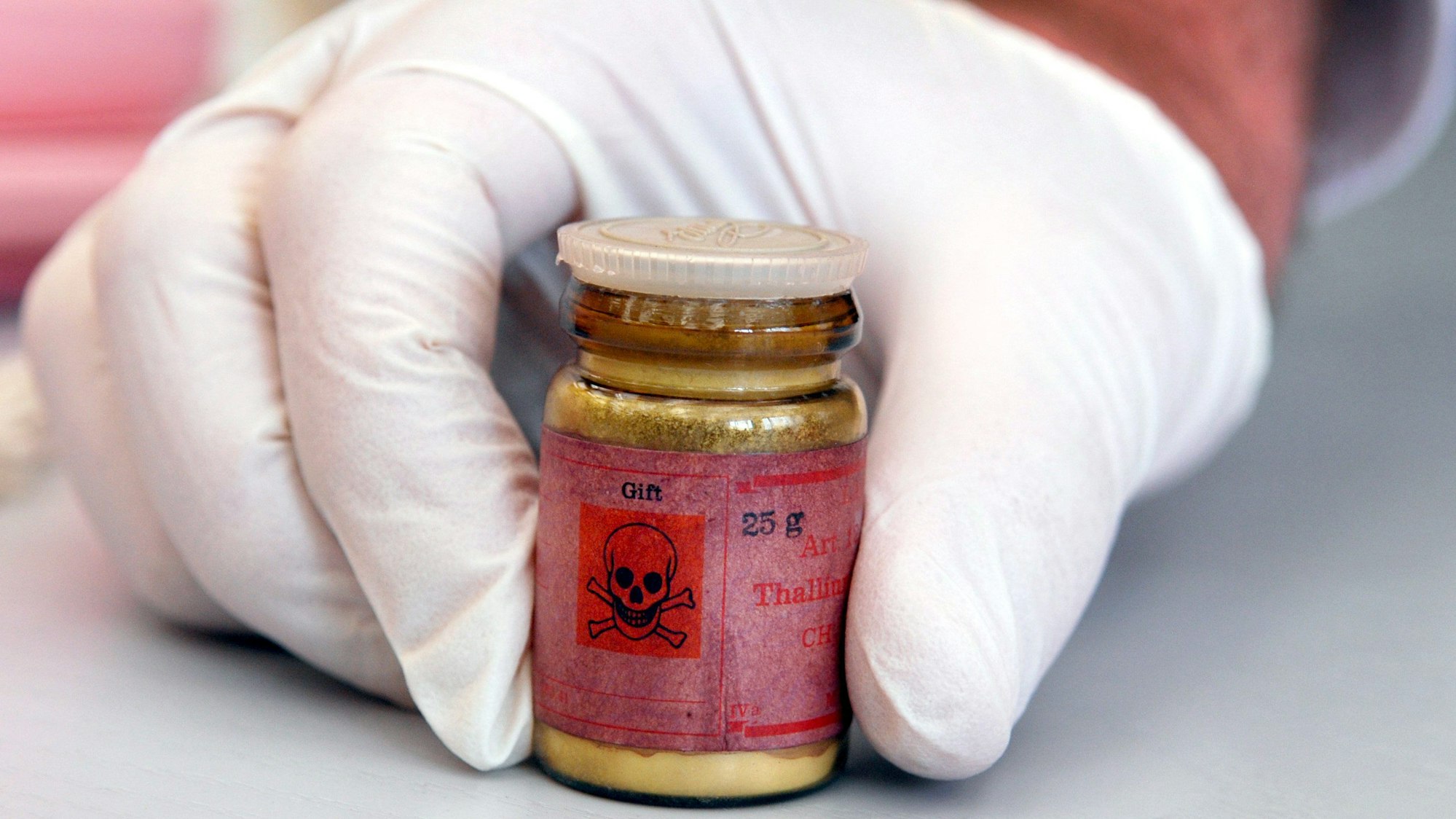 Eine Flasche mit Rattengift aus Thallium. Vor dem Kölner Landgericht beginnt am Montag ein Mordprozess gegen einen Angeklagten, der drei Frauen mit Thallium vergiftet haben soll.