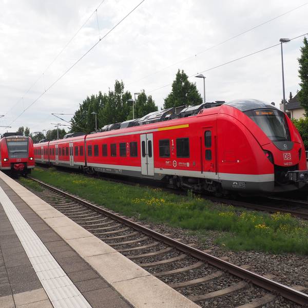 Das Foto zeigt zwei Regionalzüge, die am Pulheimer Bahnhof Halt machen.