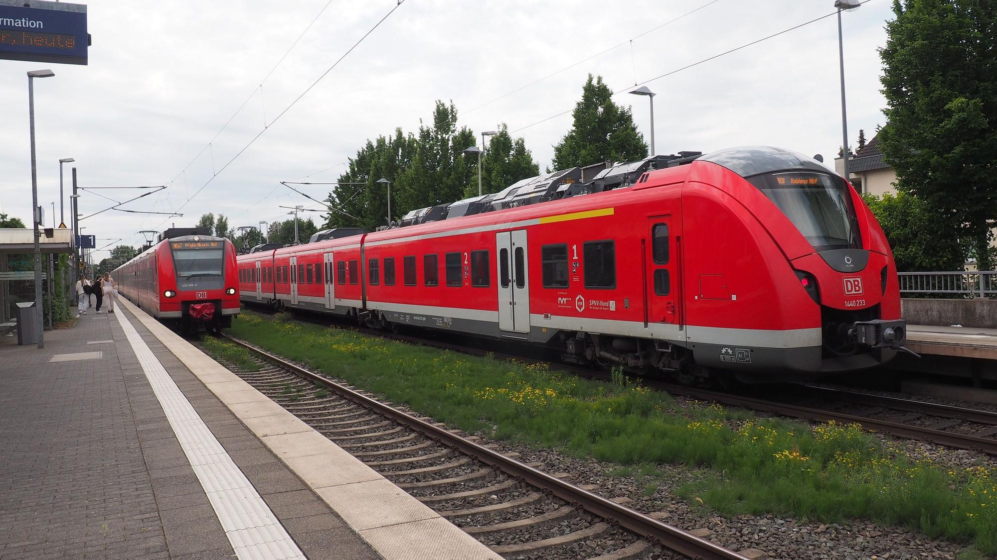 Das Foto zeigt zwei Regionalzüge, die am Pulheimer Bahnhof Halt machen.