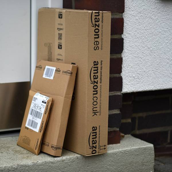 Päckchen des Online-Versandhändlers Amazon stehen vor einer Haustür. Deutschlands Paketbranche setzt immer stärker darauf, die Sendungen bei der Zustellung nur vor die Tür zu legen und nicht mehr zu übergeben. Die Anzahl sogenannter Abstell-Genehmigungen stieg in den vergangenen Jahren bei den verschiedenen Paketfirmen stark an.