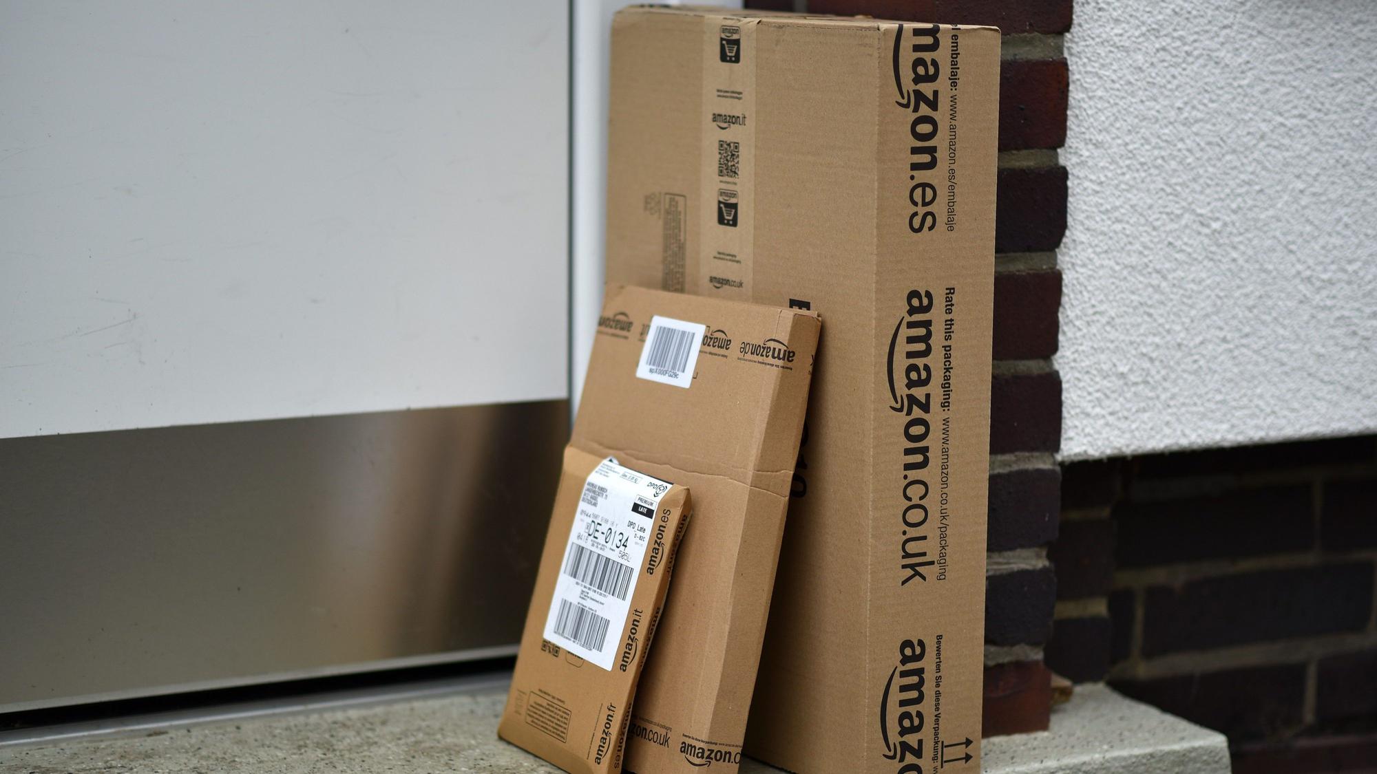 Päckchen des Online-Versandhändlers Amazon stehen vor einer Haustür. Deutschlands Paketbranche setzt immer stärker darauf, die Sendungen bei der Zustellung nur vor die Tür zu legen und nicht mehr zu übergeben. Die Anzahl sogenannter Abstell-Genehmigungen stieg in den vergangenen Jahren bei den verschiedenen Paketfirmen stark an.