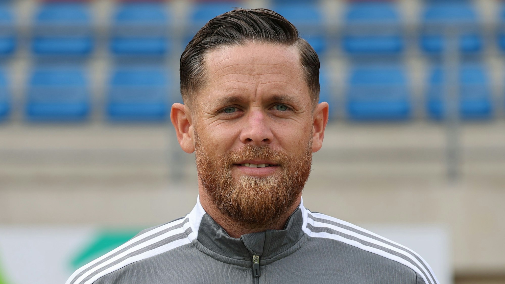 Trainer Mike Wunderlich steht im Stadion.