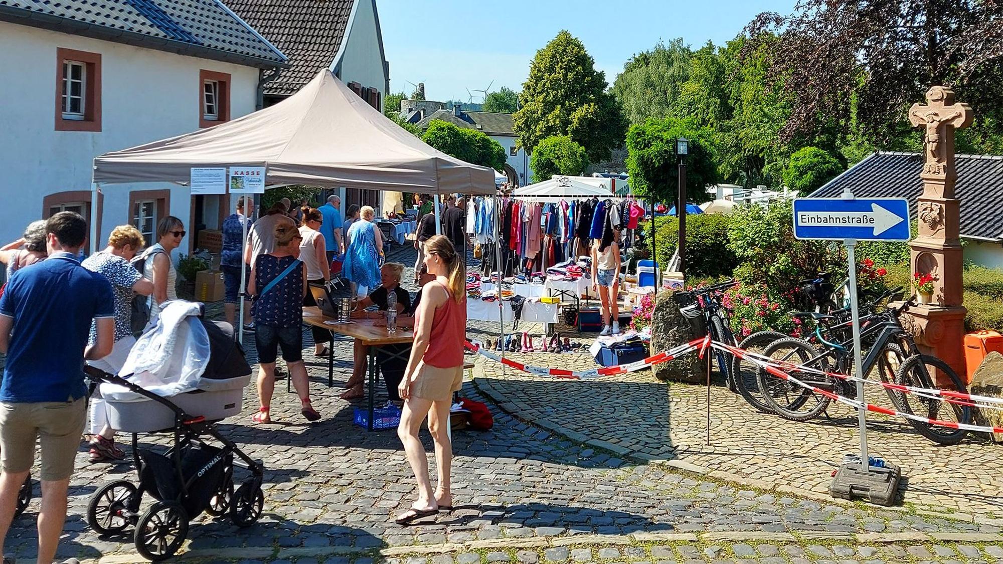 Besucher eines Flohmarkts in Kronenburg.
