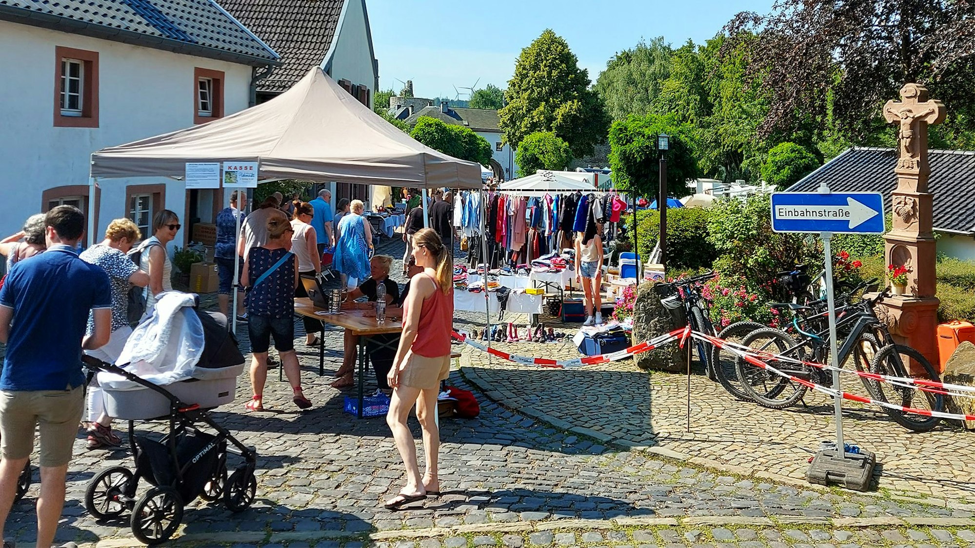 Besucher eines Flohmarkts in Kronenburg.