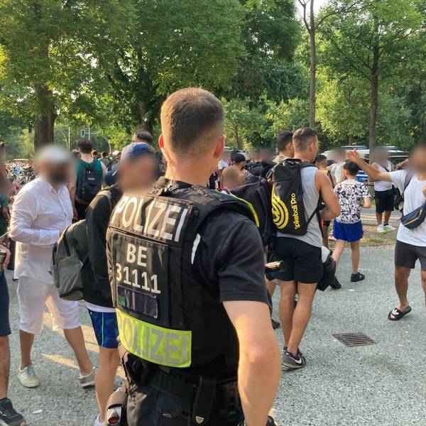 Polizisten stehen vor dem Eingang des Sommerbad in Neukölln.