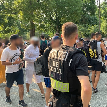 Polizisten stehen vor dem Eingang des Sommerbad in Neukölln.