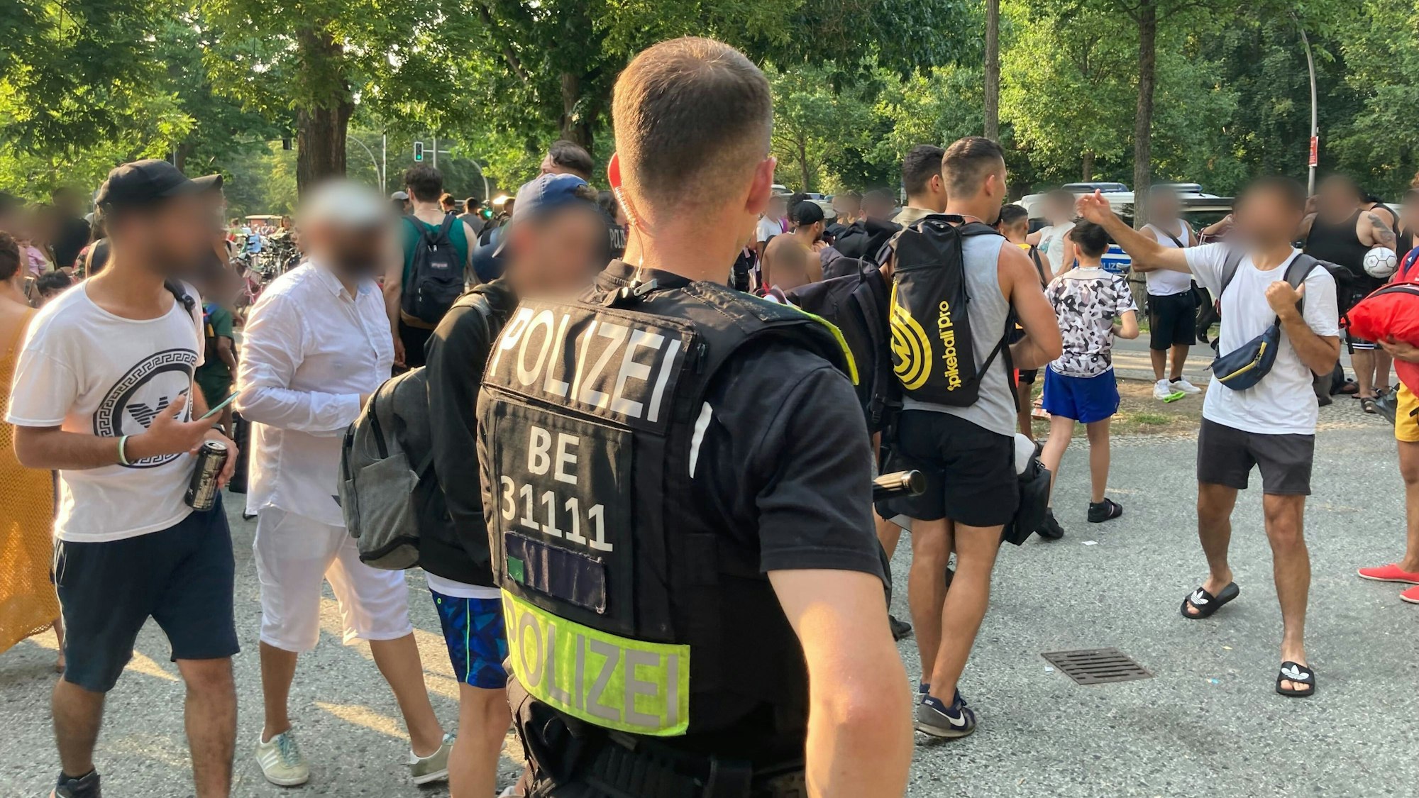 Polizisten stehen vor dem Eingang des Sommerbad in Neukölln.