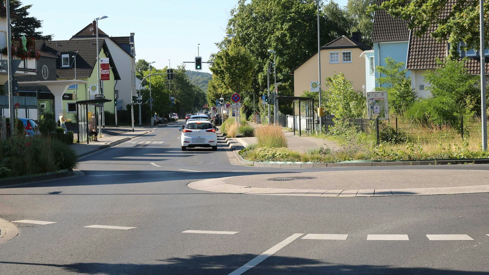 Autos fahren über die Linzer Straße. Im Vordergrund befindet sich der Mini-Kreisel am Floßweg.