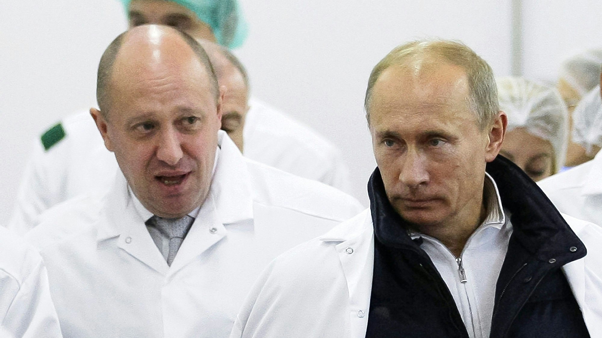 Wagner-Chef Jewgeni Prigoschin spricht bei einem Fototermin mit Russlands Präsident Wladimir Putin.