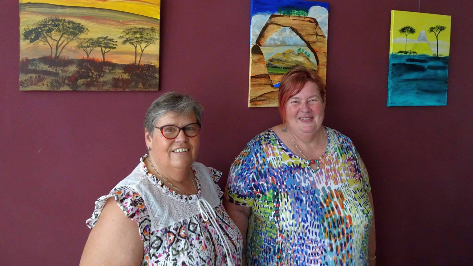 Ausstellung im Café Sofa in Meckenheim: geplante Malerei.
Foto von links: Die Künstlerinnen Andrea Stein aus Bornheim und Sabine Willm aus Wachtberg-Fritzdorf, beide Klientinnen des SPZ Meckenheim.