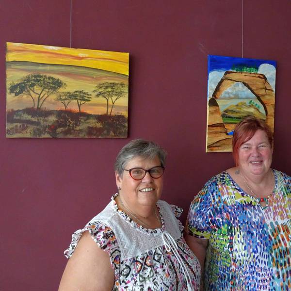 Ausstellung im Café Sofa in Meckenheim: geplante Malerei.
Foto von links: Die Künstlerinnen Andrea Stein aus Bornheim und Sabine Willm aus Wachtberg-Fritzdorf, beide Klientinnen des SPZ Meckenheim.