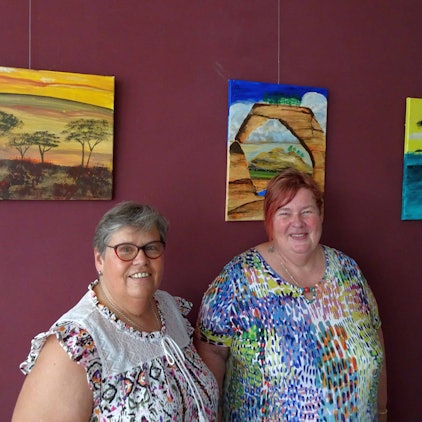 Ausstellung im Café Sofa in Meckenheim: geplante Malerei.
Foto von links: Die Künstlerinnen Andrea Stein aus Bornheim und Sabine Willm aus Wachtberg-Fritzdorf, beide Klientinnen des SPZ Meckenheim.