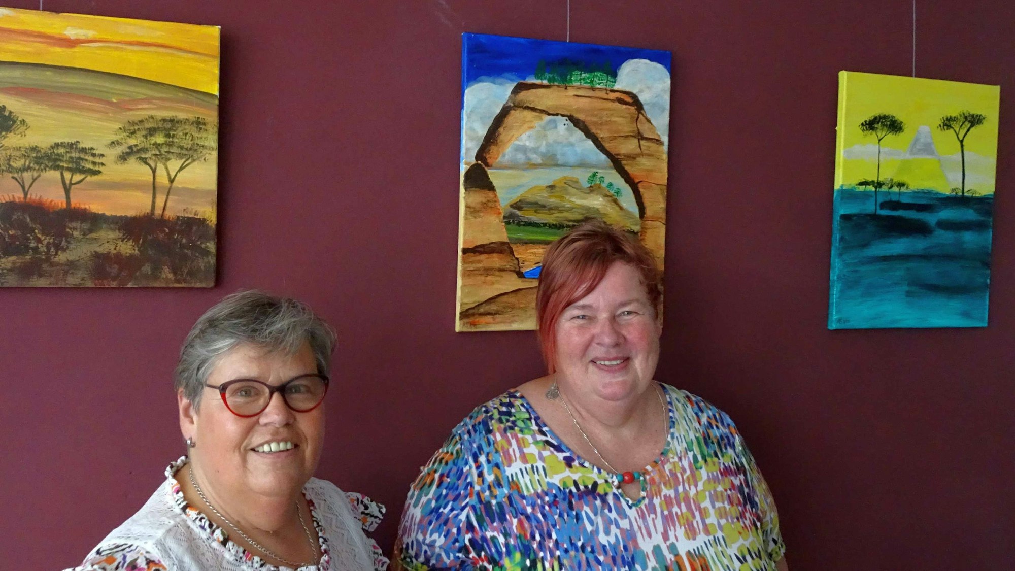 Ausstellung im Café Sofa in Meckenheim: geplante Malerei.
Foto von links: Die Künstlerinnen Andrea Stein aus Bornheim und Sabine Willm aus Wachtberg-Fritzdorf, beide Klientinnen des SPZ Meckenheim.