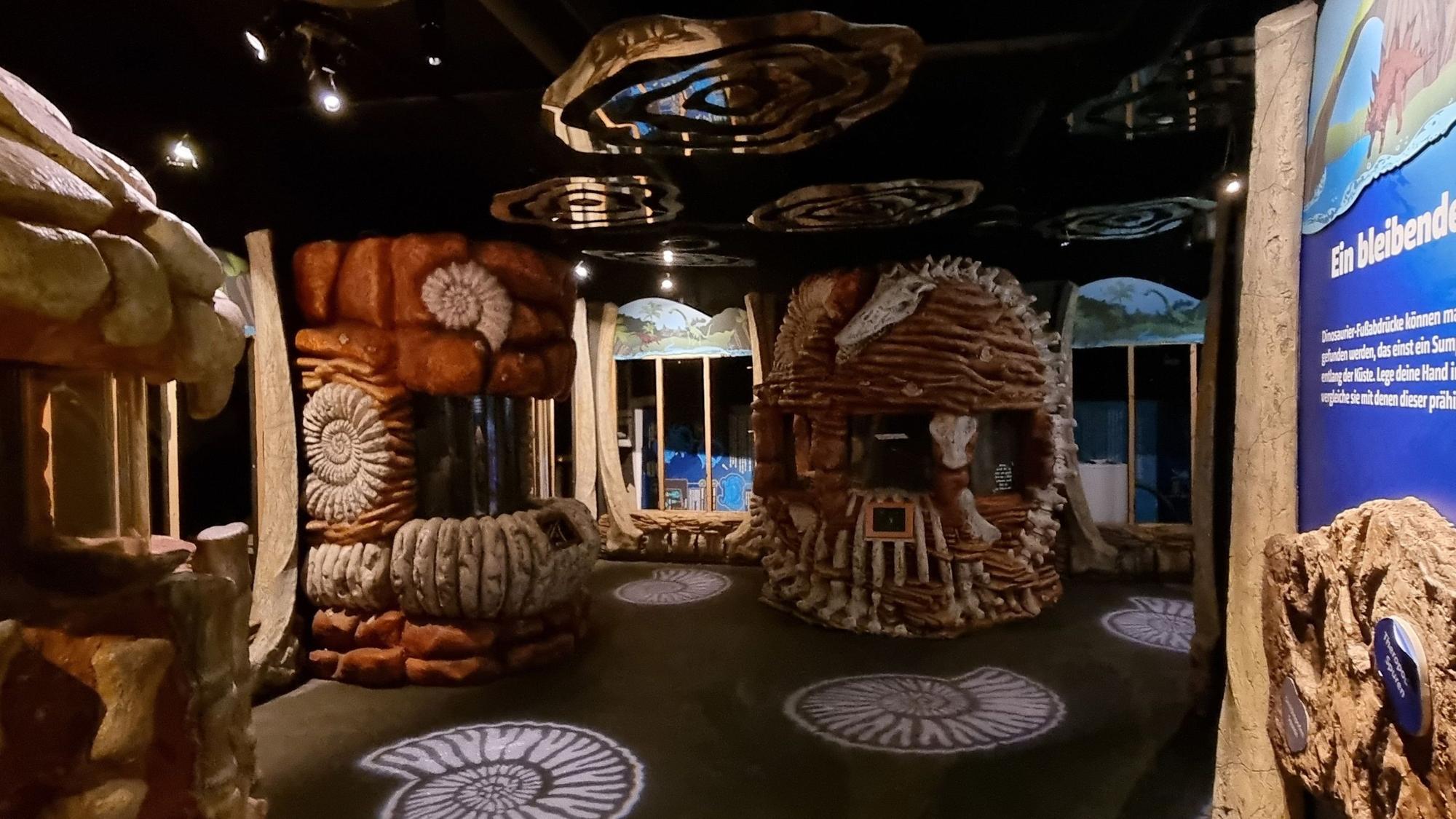 In dem ehemaligen Aquarium stehen und hängen noch Kulissen und Deko-Elemente.