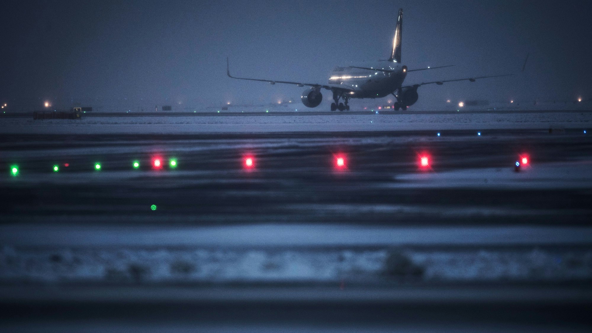 Ein Flugzeug steht auf dem Flughafen in Frankfurt am Main auf dem Rollfeld. (Symbolbild)