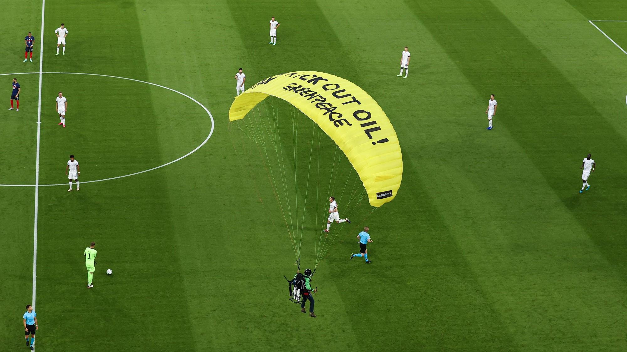 Der 40-Jährige Greenpeace-Aktivist flog mit einem Gleitschirm im Juni 2021 während der EM in die Allianz Arena.