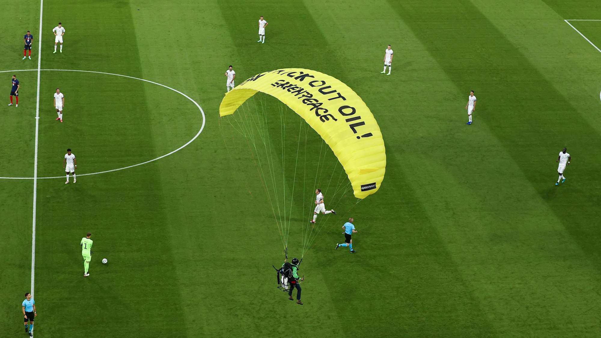 Der 40-Jährige Greenpeace-Aktivist flog mit einem Gleitschirm im Juni 2021 während der EM in die Allianz Arena.