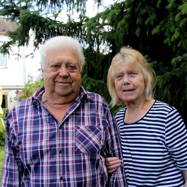 Das Foto zeigt die Eheleute in ihrem Garten.