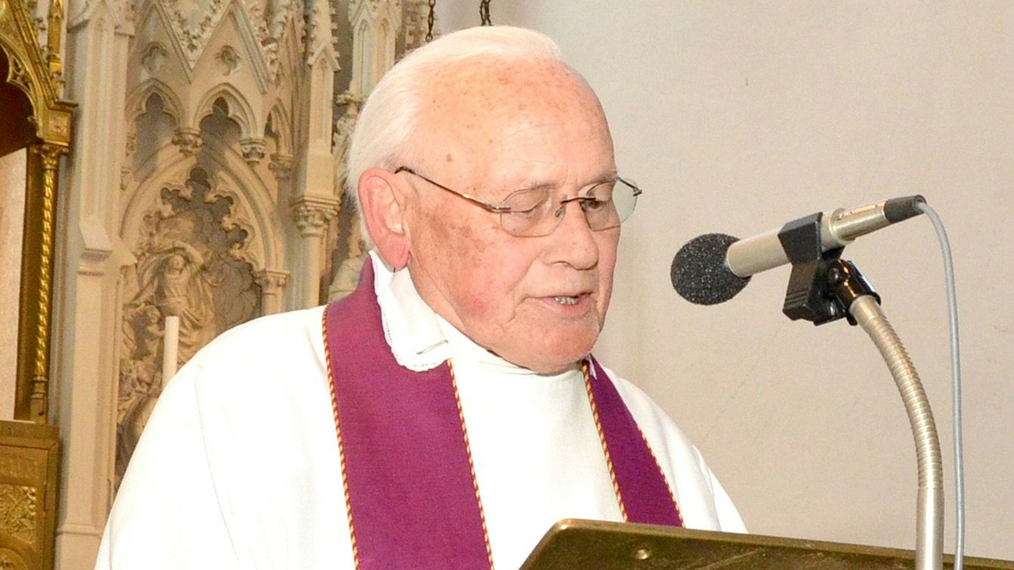 Das Bild zeigt den Kommerner Seelsorger Prof. Hans Ferdinand Fuhs bei einer Ansprache in einer Kirche.