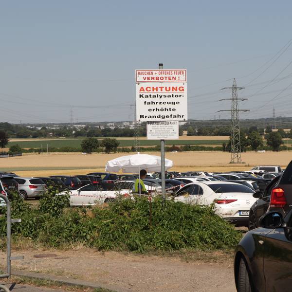 Autos sind auf einem Feld abgestellt.