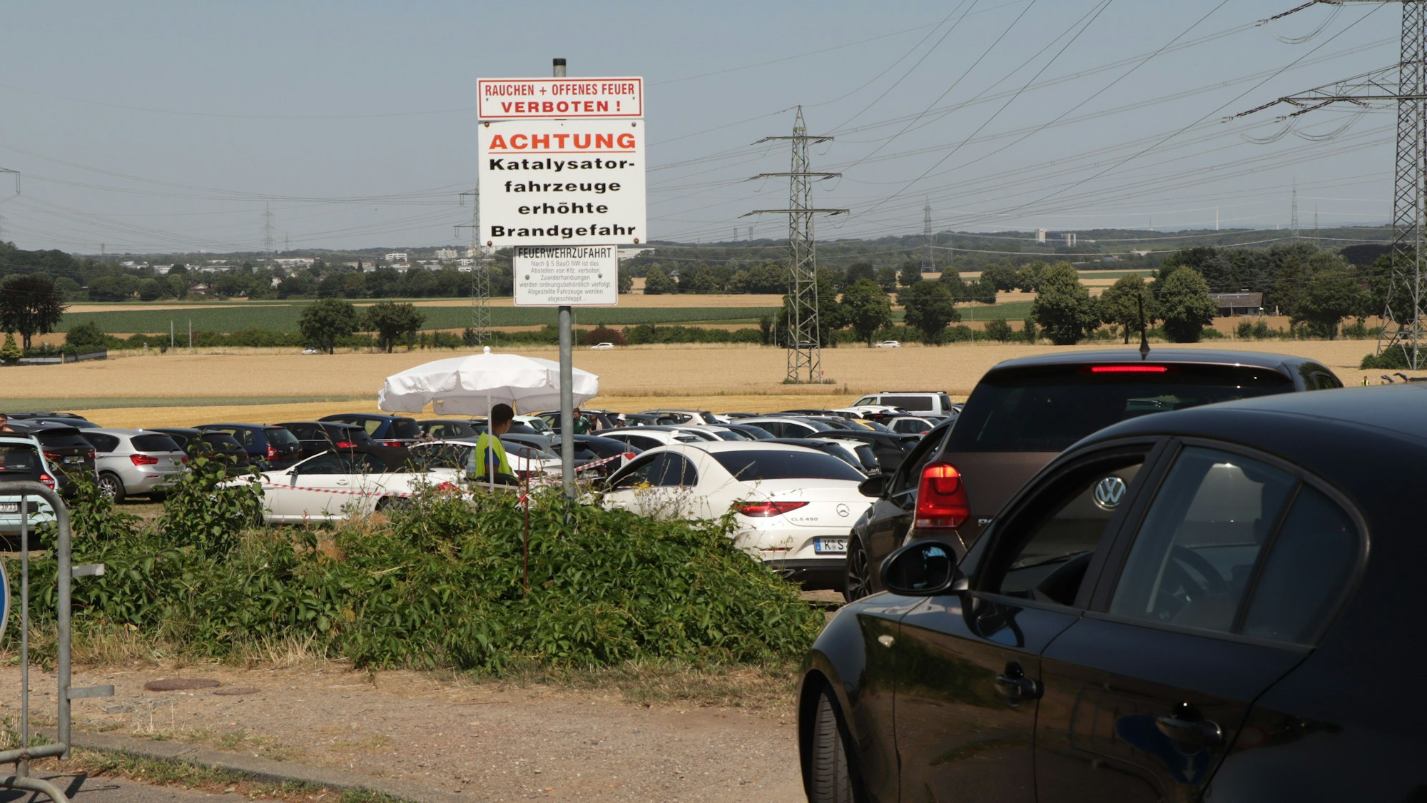 Autos sind auf einem Feld abgestellt.