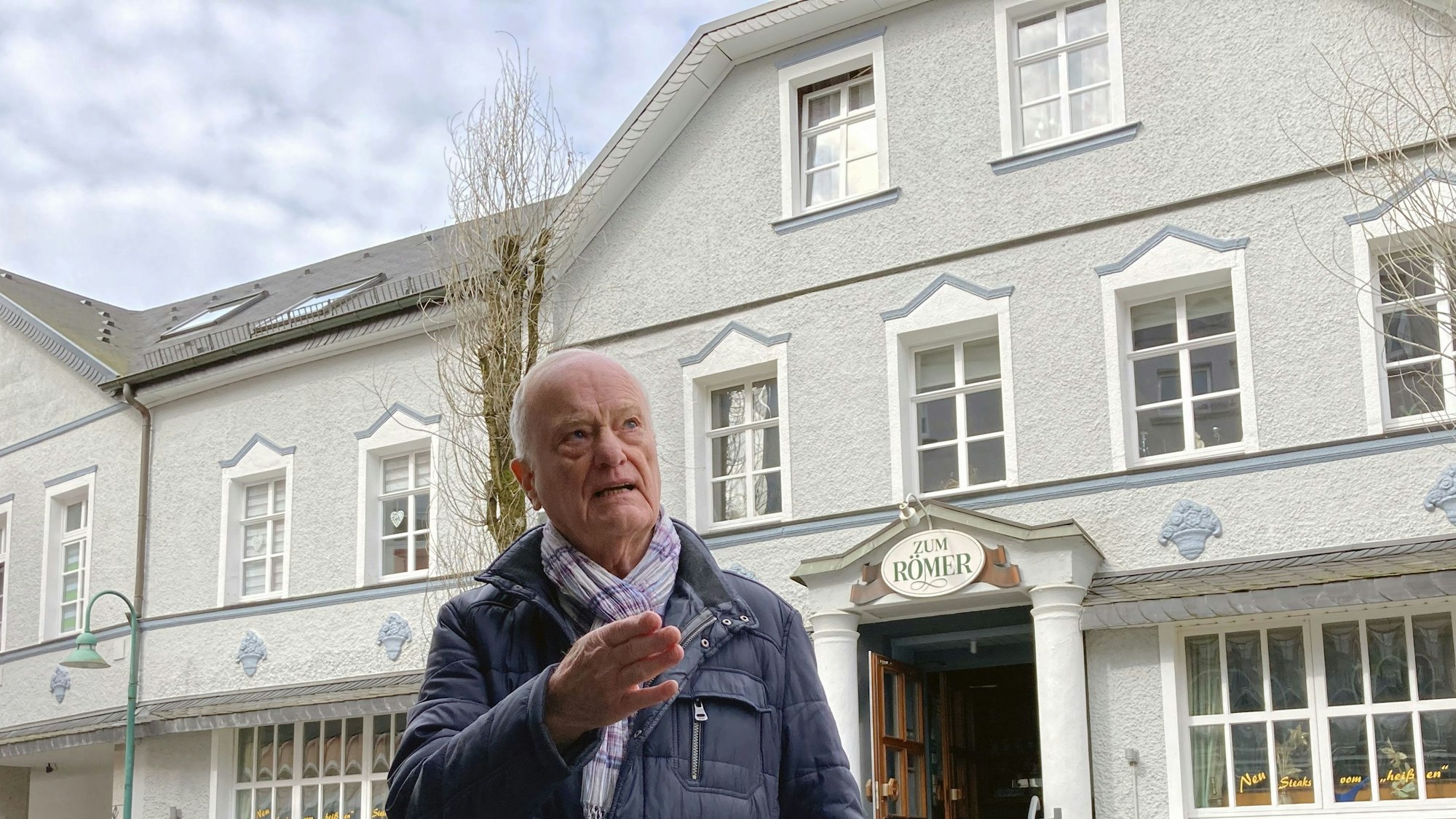 Der Ur-Waldbröler Reinhard Grüber steht an der Hochstraße vor dem früheren Hotel Althoff. Dieses und insbesondere der Festsaal in dem staatlichen Gebäude waren weit über die Grenzen der Marktstadt hinaus bekannt.