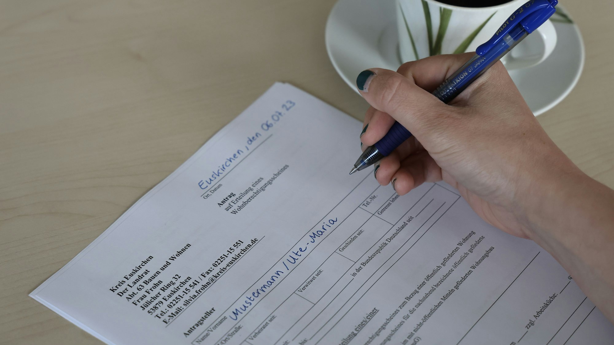 Ein Antrag zur Erteilung eines Wohnberechtigungsscheins wird ausgefüllt.