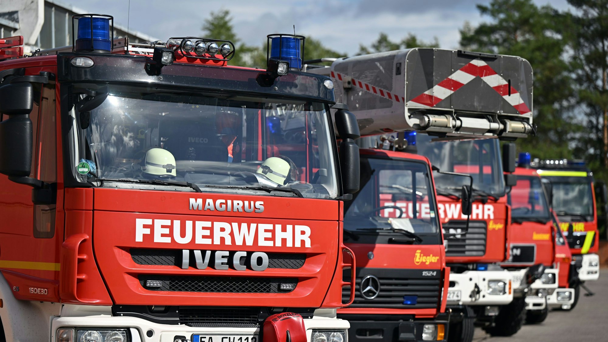 Einsatzfahrzeuge stehen in der Feuerwache Eisenach nebeneinander.