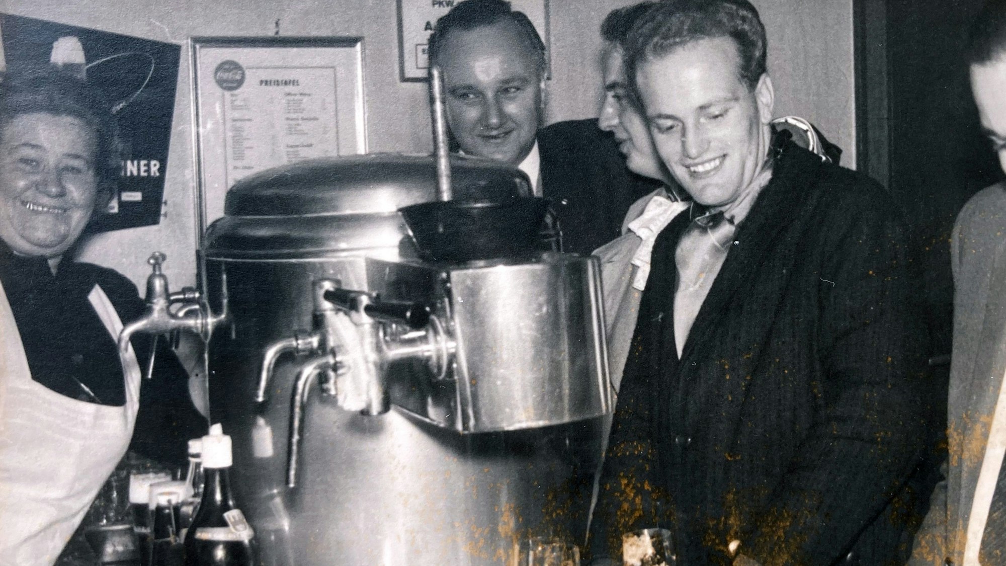 Immer wieder sonntags und stets nach dem Kirchgang stand der junge Reinhard Grüber bei Althoffs Friedchen mit anderen jungen Männern am Tresen. Das war in Waldbröl Tradition. Kam einer nicht, war der wohl krank.