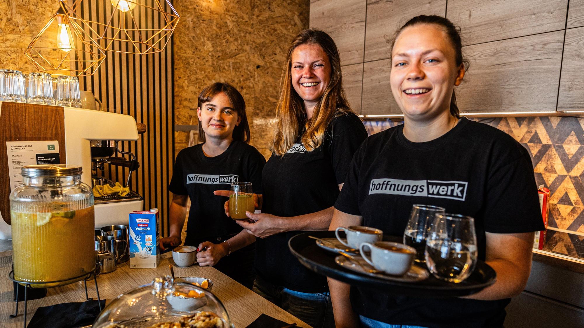 Die kleine Speisekarte im Café Hoffnungswerk in Ahrweiler weist nur Richtpreise auf, jeder gibt so viel es ihm wert ist.