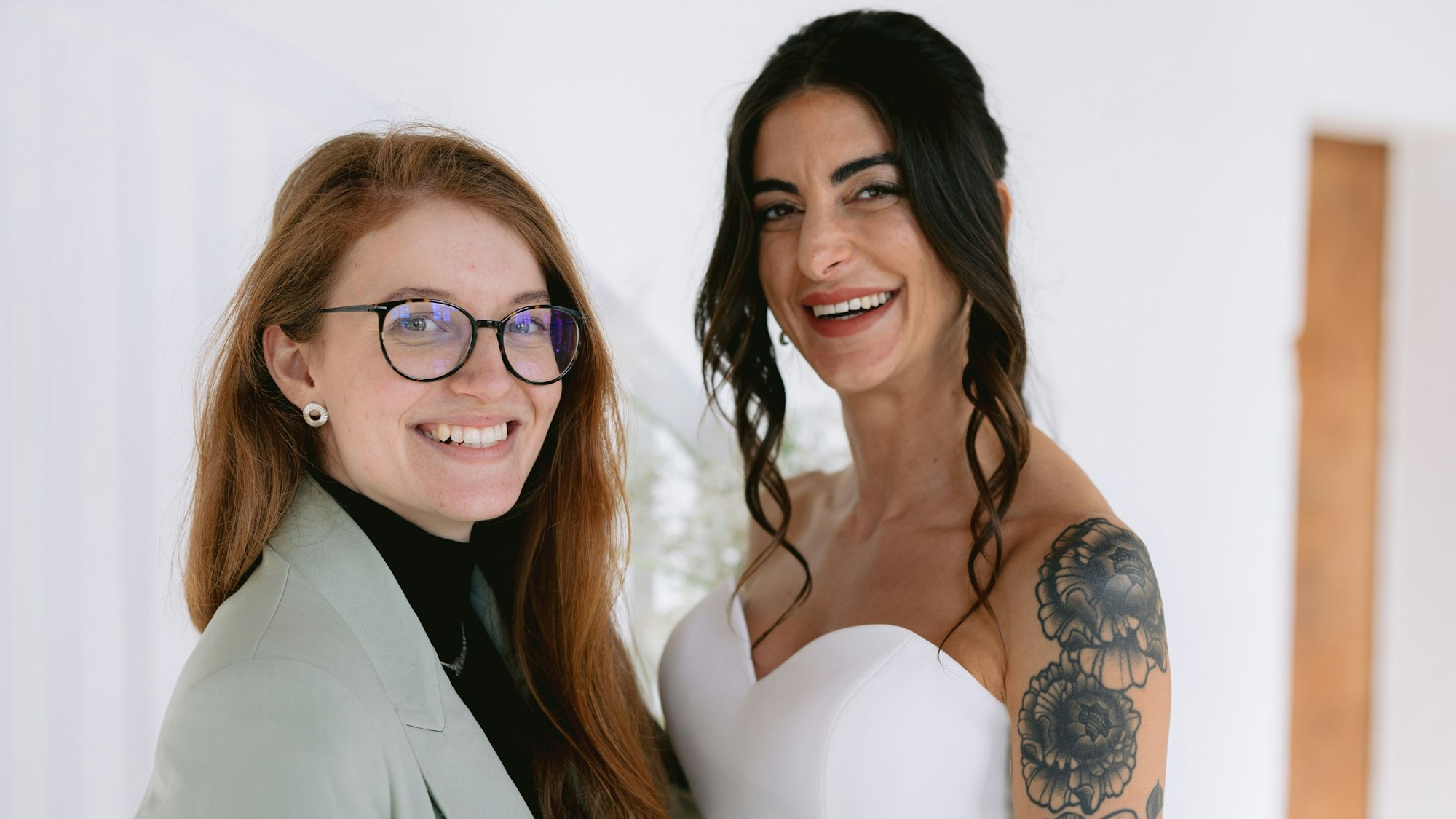 Hochzeitsplanerin Marie Mika mit einer Braut lachenden Braut.