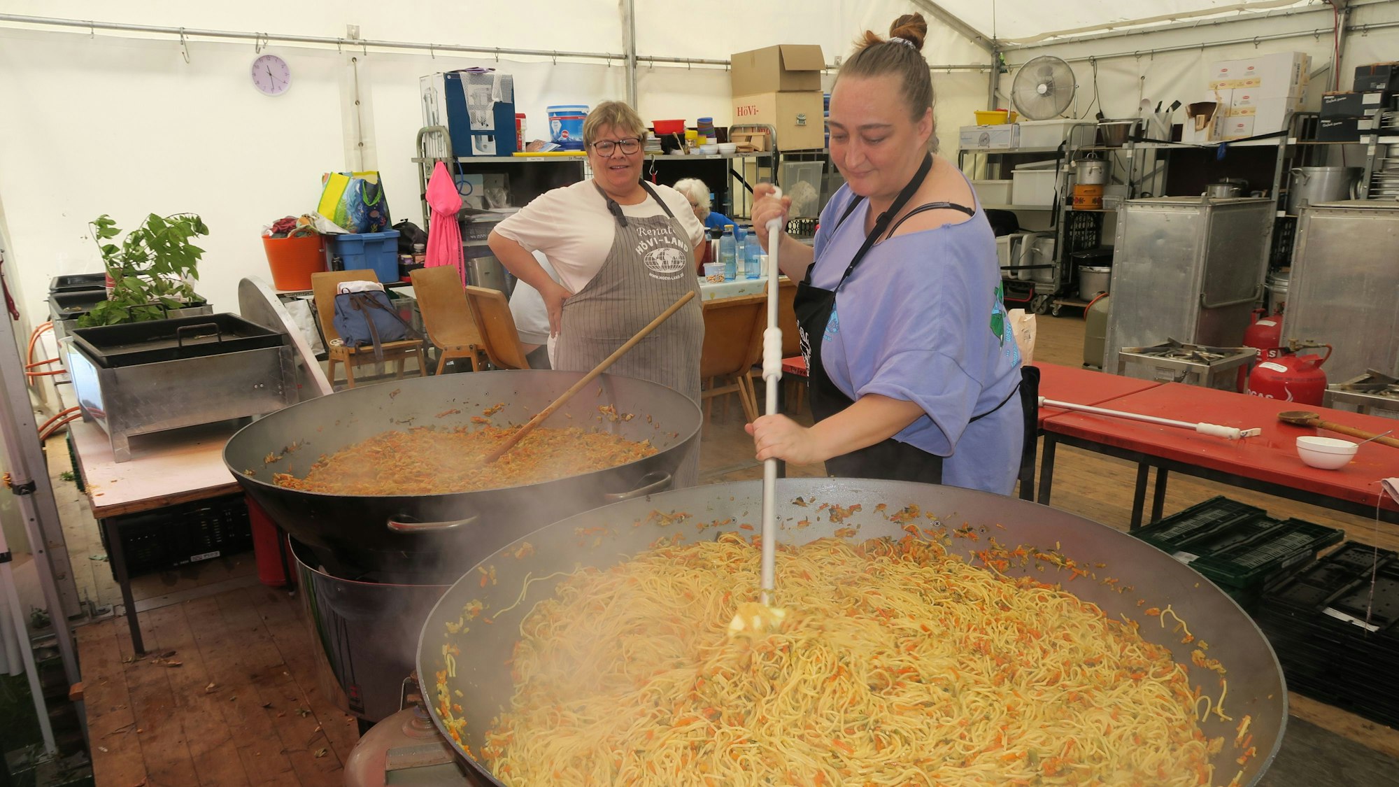In der Großküche werden Nudeln gekocht.