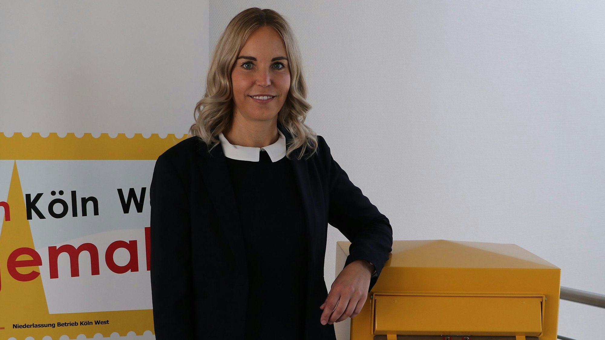 Das Bild zeigt Katharina Putz an einem Briefkasten