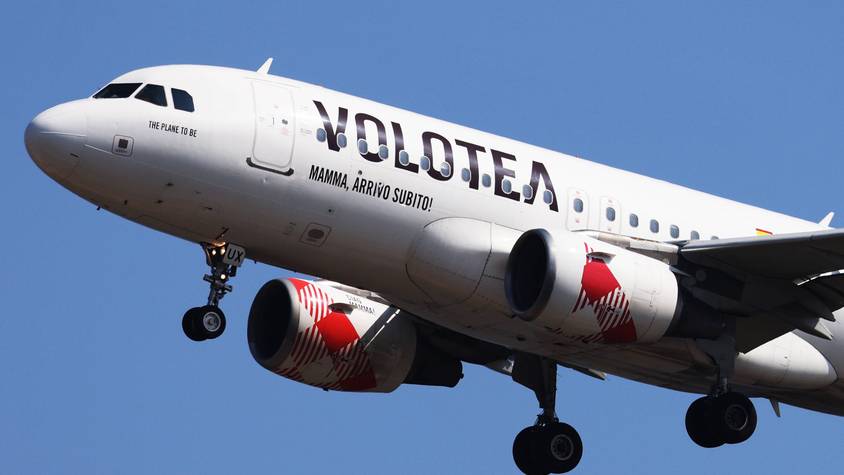Ein Airbus A319 der spanischen Fluggesellschaft Volotea im Steigflug. (Symbolbild)